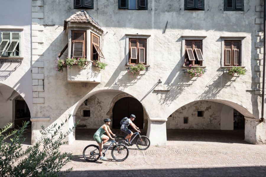 Velos Paar Fassade weiss
