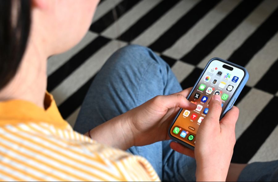 Jugendliche nutzen Social Media laut einer Studie vor allem zur Unterhaltung und zur Informationssuche. (Symbolbild)