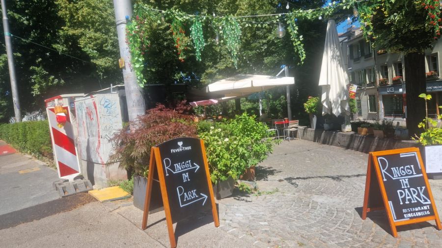 Dort kann man unter Linden statt am Strassenrand sitzen.