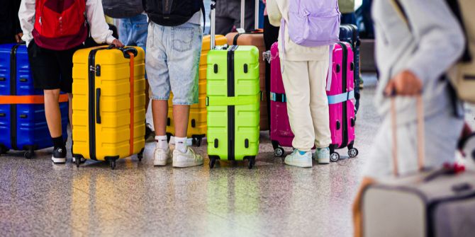 Reisende Flughafen Koffer