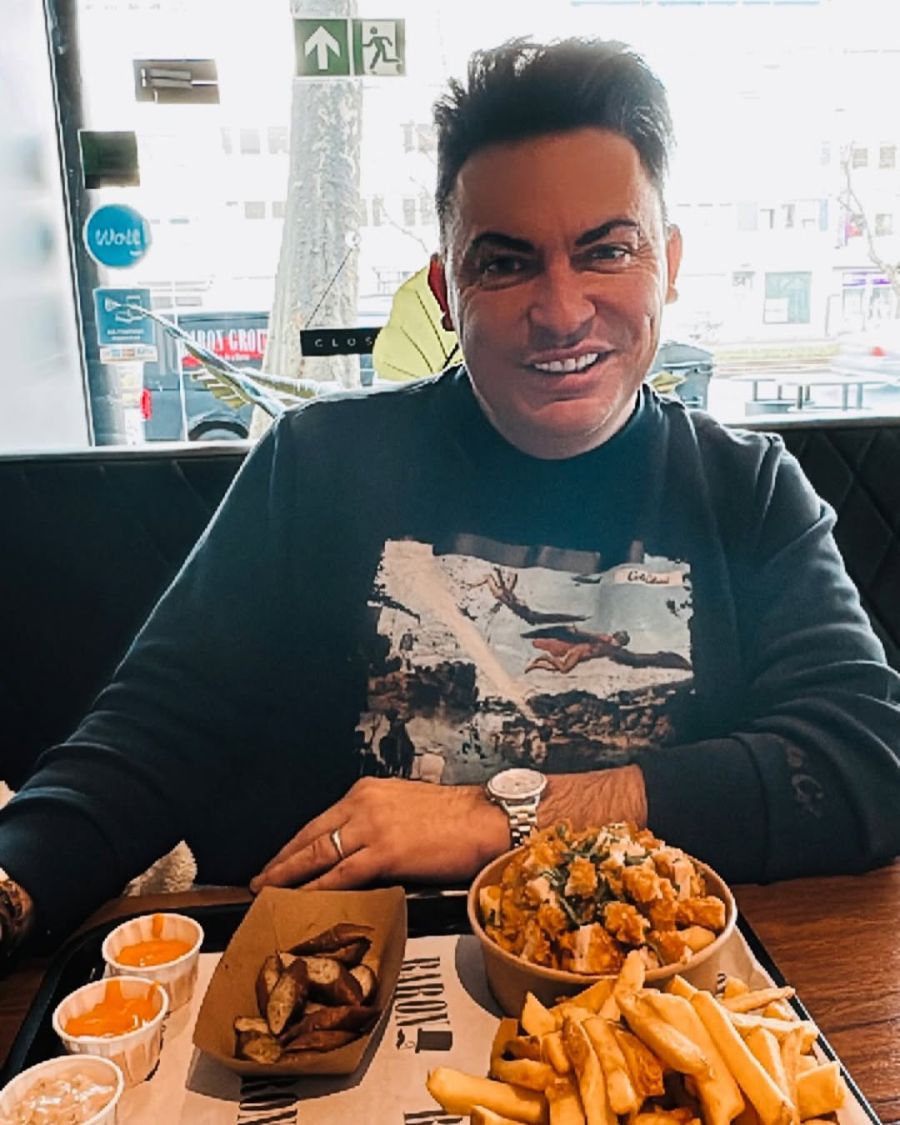 Noch im Januar gönnte sich Matthias Mangiapane eine leckere Currywurst mit Pommes – trotz ketogener Ernährung.