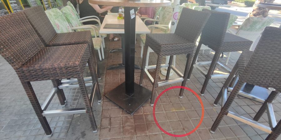 Diese gelben Markierungen stecken die Terrassen am Ballermann ab. Wehe, der Stuhl wird verschoben – dann gibt es Ärger mit der Regierung.