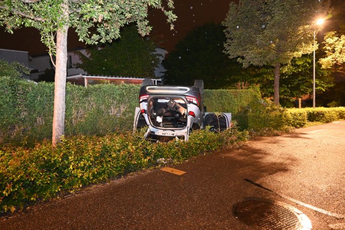 Der 83-Jährige musste aus seinem Fahrzeug befreit werden. Fahrzeug