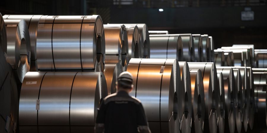 IG Metall und das Management der Thyssenkrupp-Stahlsparte haben sich nach langen Verhandlungen auf einen harten Sparkurs verständigt. (Archivbild)