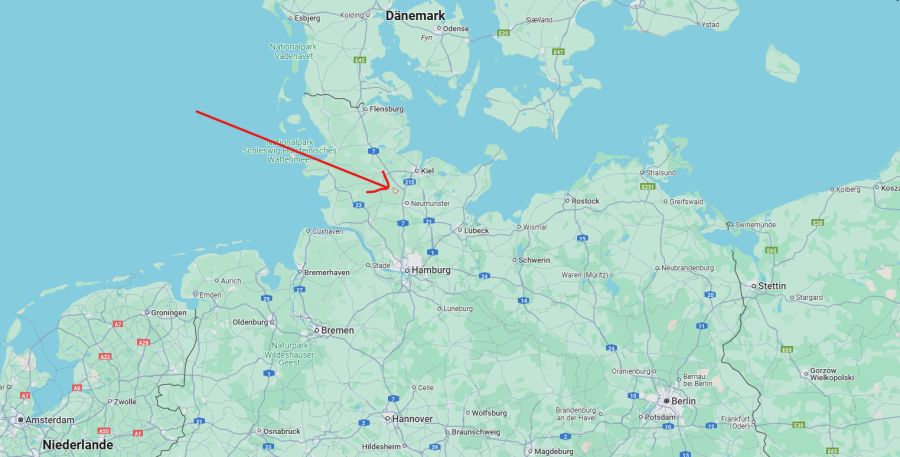 Die Ruhe des kleinen Dorfes Nortorf in Deutschland wird durch ein tiefes Brummen gestört,