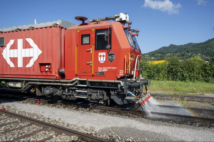 In diesem Fall rückt der Löschzug aus, um die Schienen mit Wasser zu kühlen.