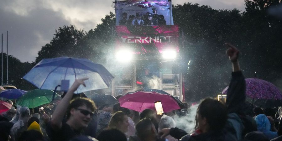 Sanitätsdienst und Feuerwehr mussten mehreren Teilnehmern der Techno-Parade «Rave the Planet» behandeln.