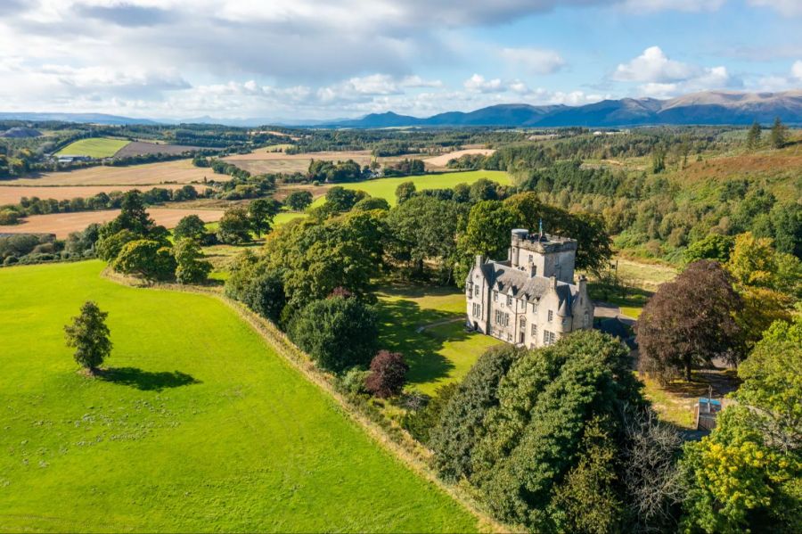 Das restaurierte Schloss im schottischen Bogside bietet luxuriösen Wohnkomfort in romantischer Kulisse.