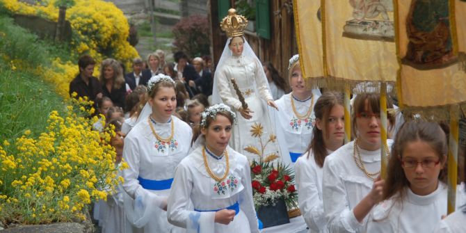 Fronleichnamsprozession Mädchen Tradition