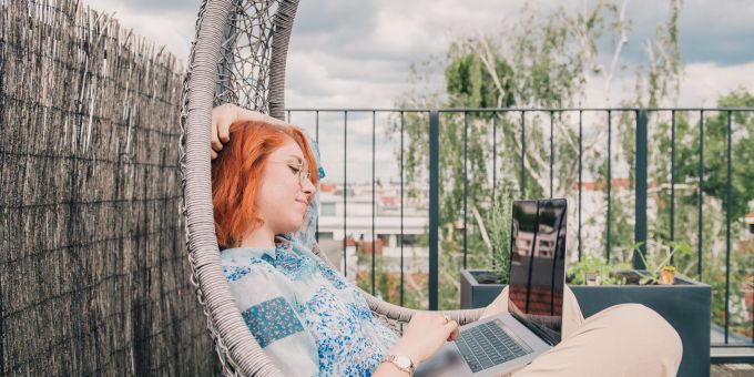Kundenmeeting auf der Dachterrasse des Hotels: Workation kann klappen, bedarf aber einer guten Vorbereitung. Kundenmeeting auf der Dachterrasse des Hotels: Workation kann klappen, bedarf aber einer guten Vorbereitung.