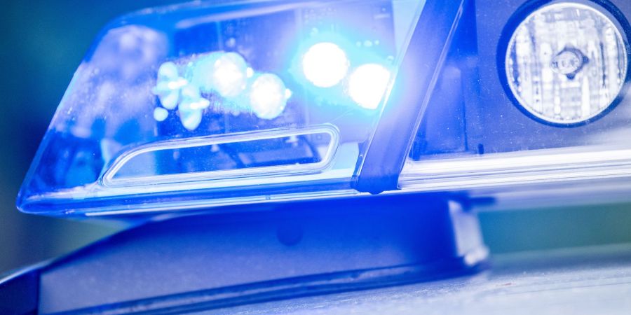 Die Polizei hat zwei spielende Kinder aus unmittelbarer Nähe der Gleise der Bahnstrecke Hamburg - Berlin geholt. Die Strecke wurde zeitweise gesperrt. (Symbolbild)