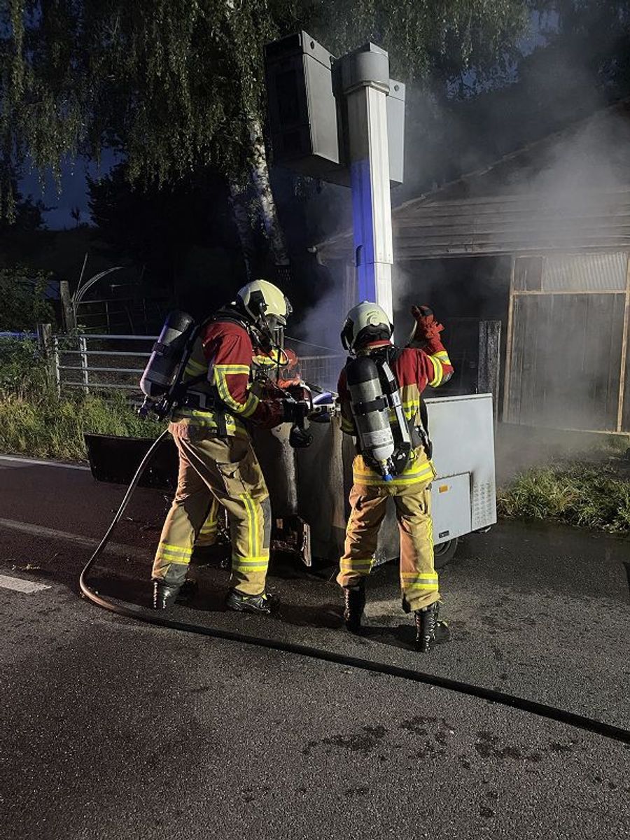Mit einer 400 Meter langen Leitung zum Hydranten konnte das Feuer schliesslich gelöscht werden.