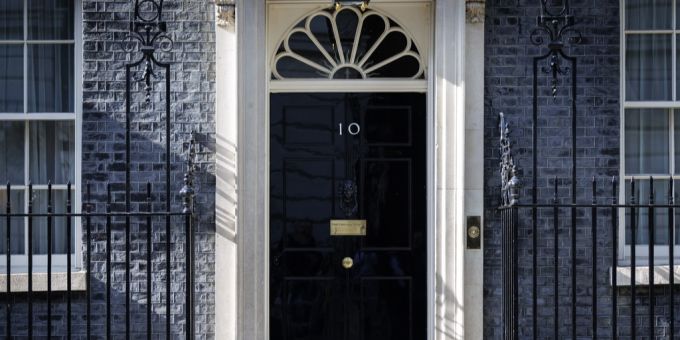 Die Eingangstür zum Regierungssitz des amtierenden Premierministers befindet sich in der Downing Street 10 in London. Eingangstür