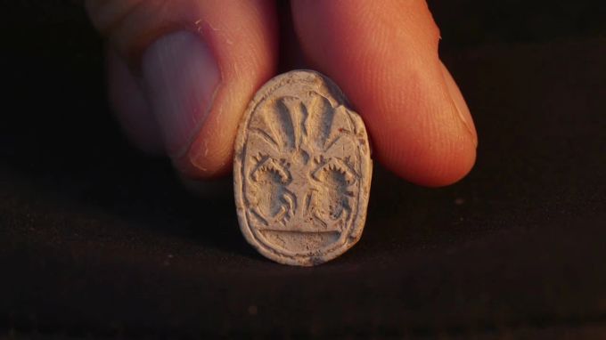 Bei dem Fund handelt es sich um ein antikes kanaanitisches Skarabäus-Amulett Skarabäus