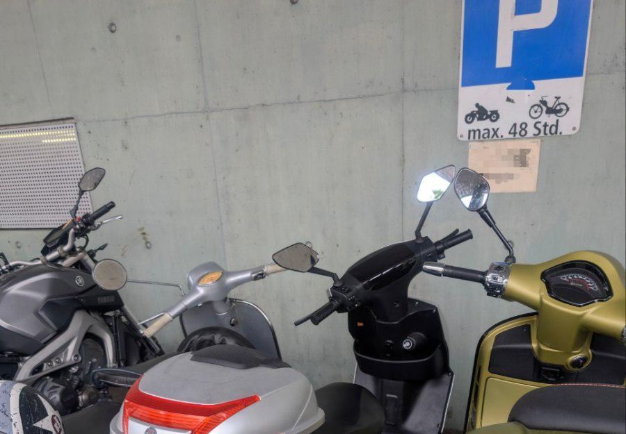 Die Biker stört, dass E-Roller Parkplätze besetzen, die für Motorräder vorgesehen sind.