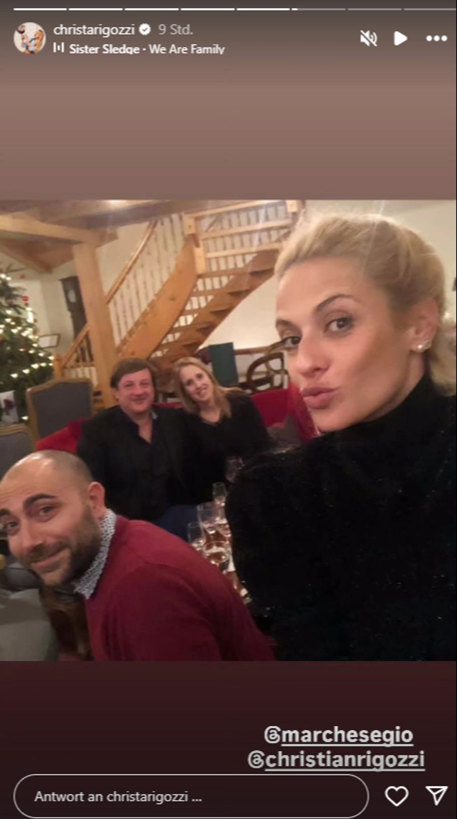 Rigozzi mit ihrem Ehemann Giovanni (links). Im Hintergrund ist ihr Bruder Christian zu sehen.
