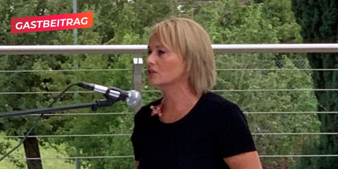 Frau Mikrofon Park schwarz