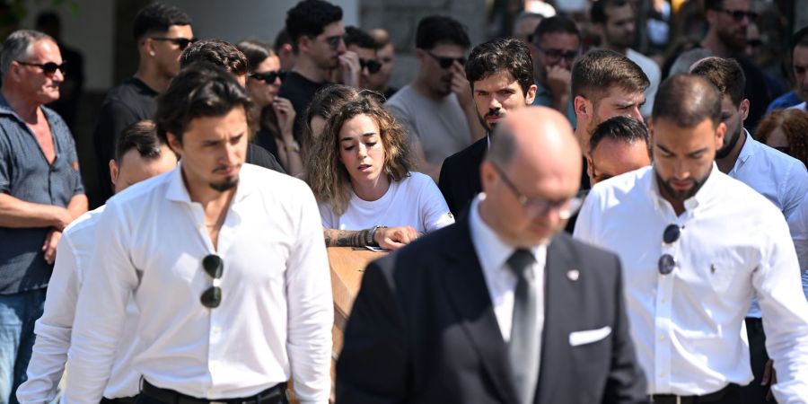 Wenige Tage nach der Hochzeit starb Diogo Jota bei einem Autounfall. Neben Rute Cardoso waren auch zahlreiche Mitspieler des Fussballprofis zur Trauerfeier gekommen.