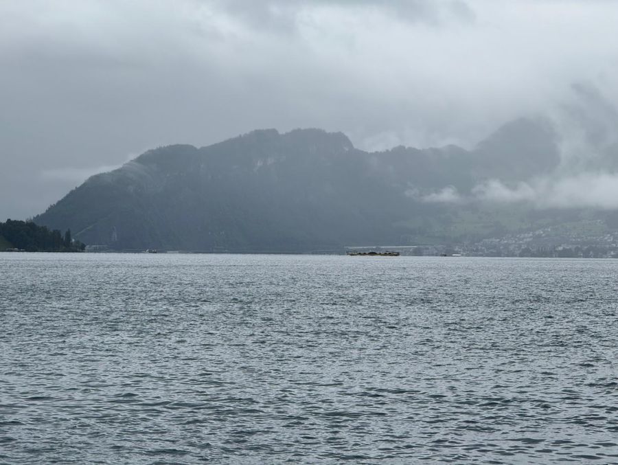 Auf dem Vierwaldstättersee hat sich ein Kerosinfilm gebildet.