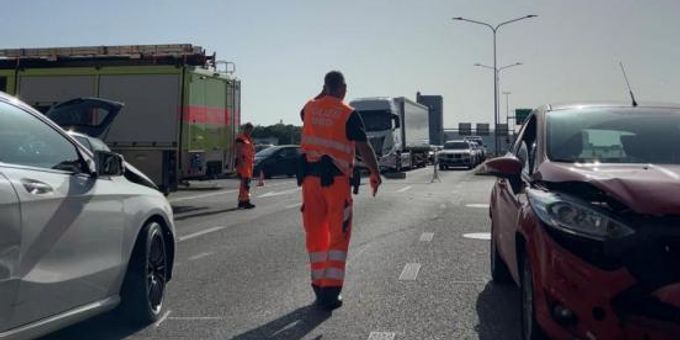 Kloten ZH: Verkehrsunfall im Feierabendverkehr – Person eingeklemmt. Kloten ZH