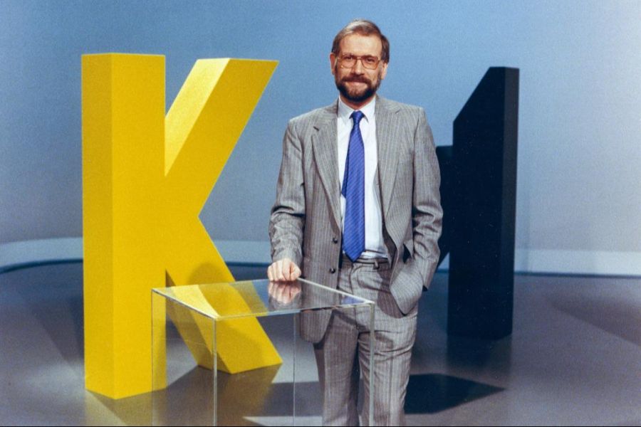 Der damalige Moderator Pierre Freimüller im «Kassensturz»-Studio 1984.
