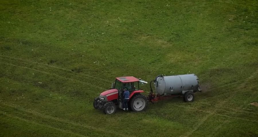 Dabei versuchten die Camper auch, den Traktorfahrer zu stoppen.