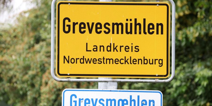 Den Ermittlern zufolge blieb das achtjährige Mädchen beim Vorfall in Grevesmühlen unverletzt.