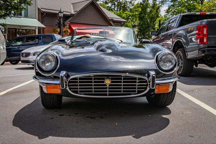 Frontansicht eines 1975 Jaguar E-Type V12 Roadster.