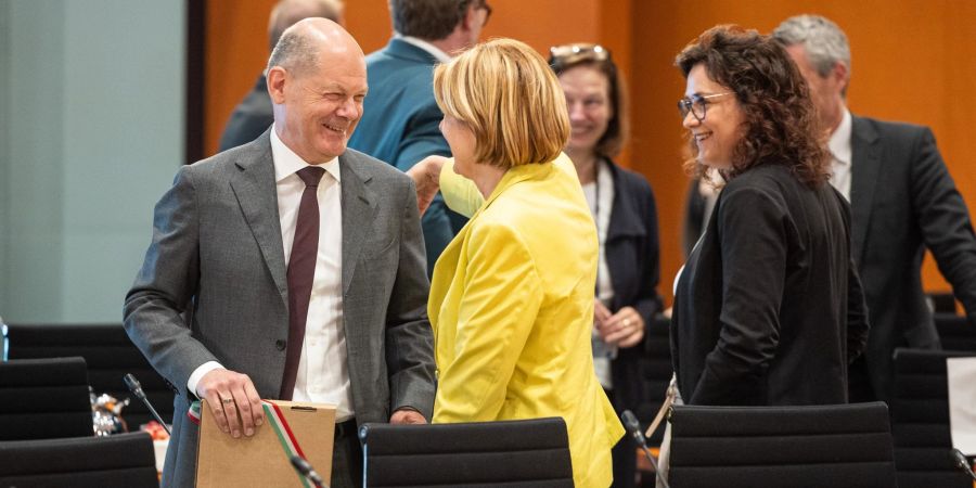 Die Bundesregierung will die Prüfung von Asylverfahren in Ländern ausserhalb der Europäischen Union fortsetzen und bis Dezember konkrete Ergebnisse vorlegen.