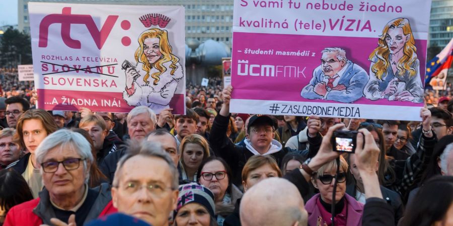 Zehntausende hatten zuvor gegen die Auflösung der öffentlich-rechtlichen Sendeanstalt RTVS in der Slowakei protestiert.