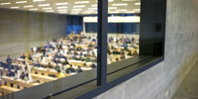 Während der Prüfung konnten Studierende der Universität Freiburg einen Gehörschutz nutzen. (Archivbild) armee-gehörschutz studenten prüfung nati