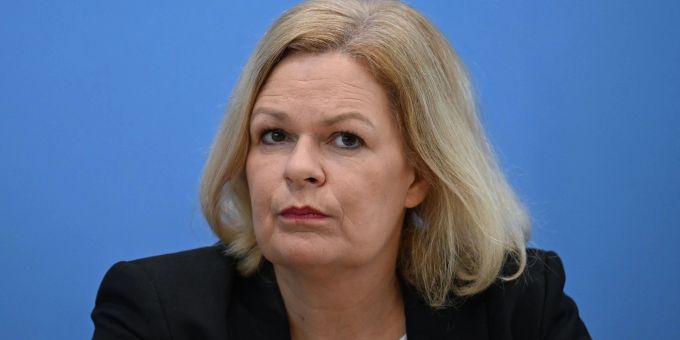 Laut einem Medienbericht regte Bundesinnenministerin Nancy Faeser (SPD) eine Sonderkonferenz in der kommenden Woche an. faeser