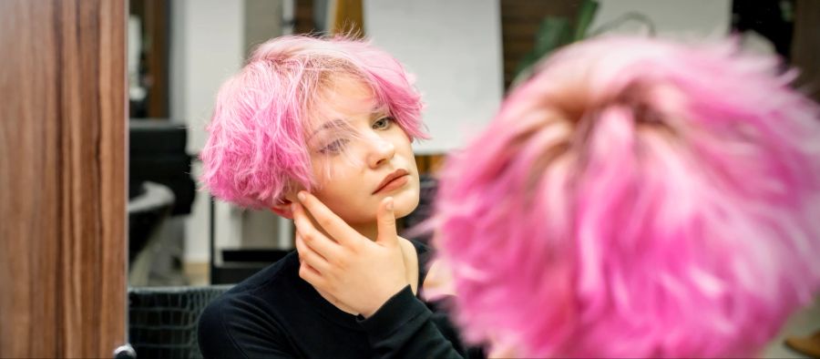 Frau Haare pink feminin