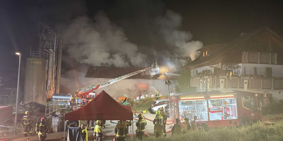Das gesamte Heu musste aus dem Heustock entfernt werden – der Einsatz dauerte bis in die Morgenstunden.