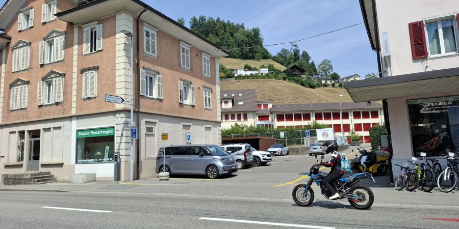 Die bisher öffentlichen Parkplätze an der Entlebucherstrasse 12 werden privatisiert.
