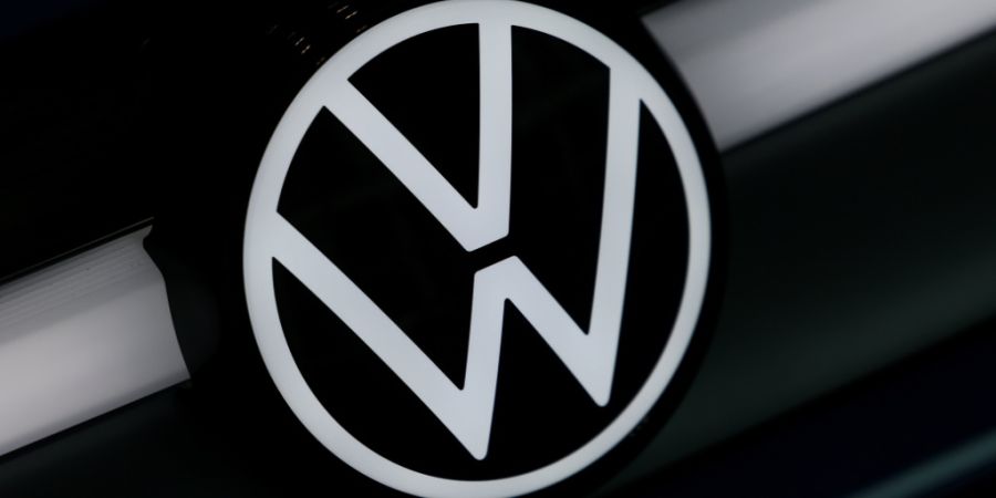 Eine milliardenschwere Abschreibung auf die Beteiligung am Volkswagen-Konzern hat die Eigentümerholding Porsche SE im ersten Halbjahr 2026 tief in die roten Zahlen gezogen. Unter dem S...