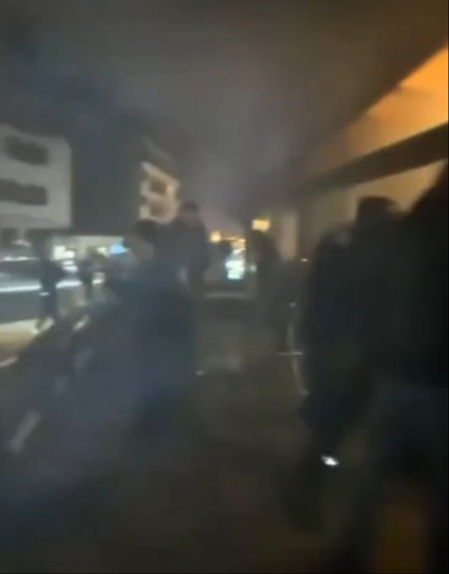 Zu diesem Zeitpunkt herrscht vor der Bar ein Chaos.