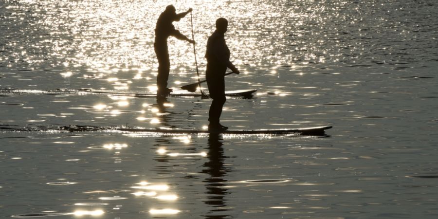Auch das Stand-Up-Paddling kann seine Tücken haben und unter Umständen gefährlich werden. Ab einer Entfernung von 300 Metern zum Ufer ist eine Schwimmhilfe obligatorisch. (Archivbild)