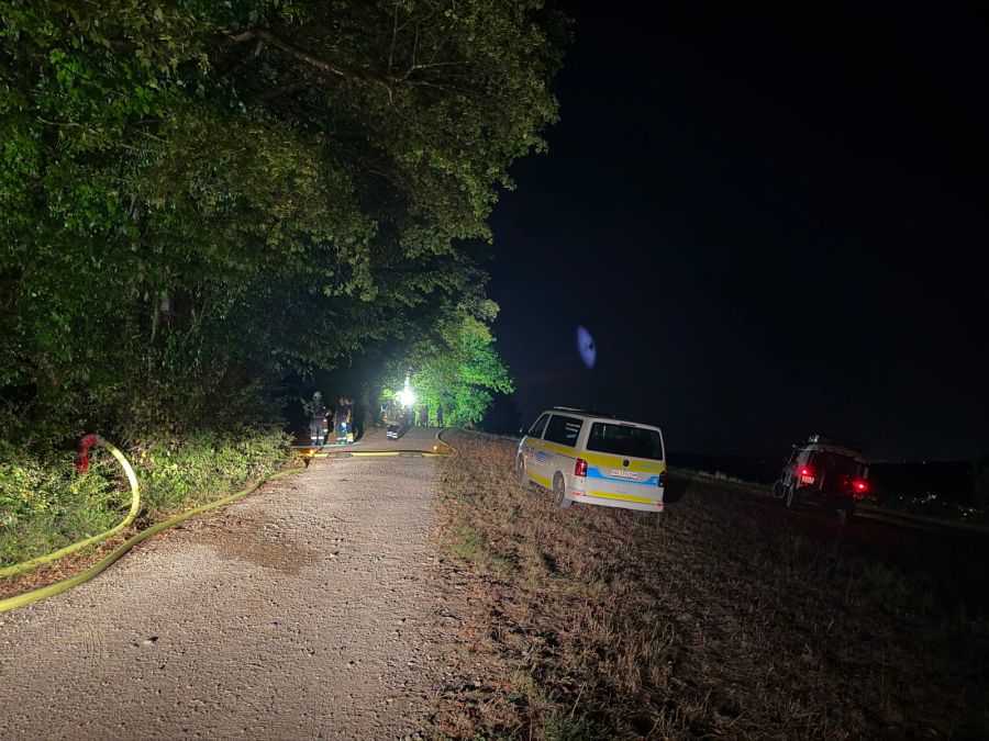Die Feuerwehren konnten den Brand noch vor Mitternacht unter Kontrolle bringen.