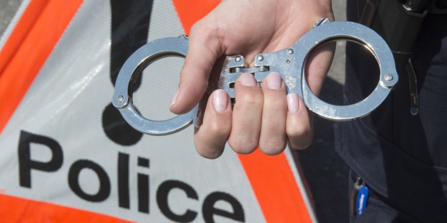Die Neuenburger Polizei fasste vier Franzosen, die in Aarberg einen Einbruchversuch verübt haben sollen. (Symbolbild)