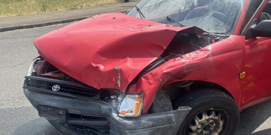 Bei einer seitlich-frontalen Kollision in Oberentfelden AG wurde der Fahrer dieses Autos mittelschwer verletzt.