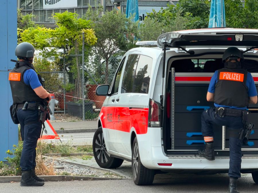 Die Kantonspolizei Zürich ist mit einer Spezialeinheit vor Ort.