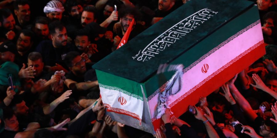 dpatopbilder - Trauernde tragen den Sarg des iranischen Obersten Führers Ajatollah Ali Chamenei während seines Trauerzuges in Karbala. Foto: Ameer Al-Mohammedawi/dpa
