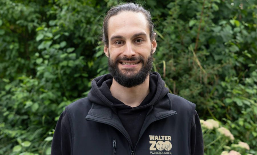 Elia Heule, Leiter Zoologie und Artenschutz (Mitglied der Geschäftsleitung), sorgt mit seinem Team dafür, dass die Zootiere gut durch die heissen Sommertage kommen.