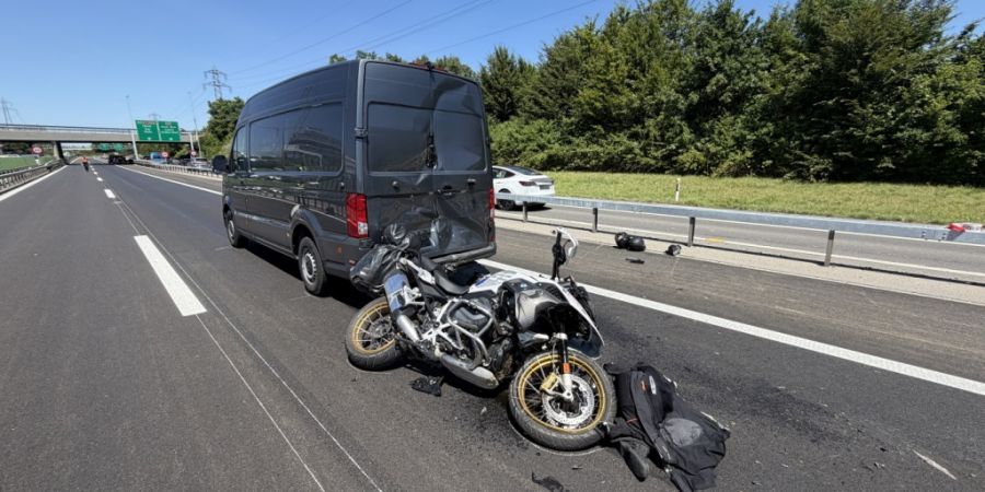 Die beiden verletzten Personen wurden in ausserkantonale Spitäler transportiert.