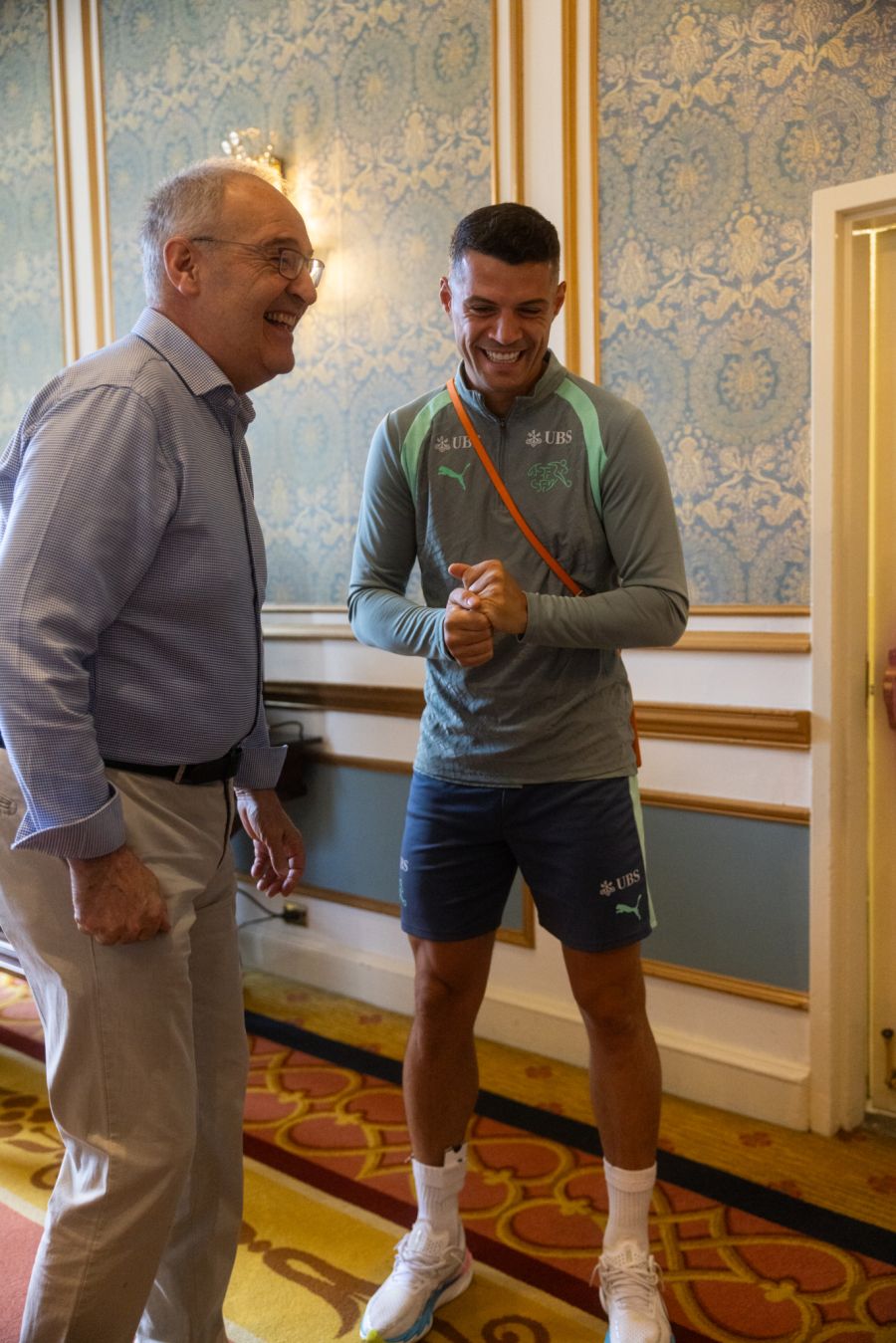 Guy Parmelin und Granit Xhaka verstehen sich offenbar blendend.