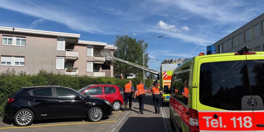 Mit einer leichten Rauchvergiftung wurde die 67-jährige Bewohnerin der Brandwohnung in Regensdorf ins Spital gebracht.