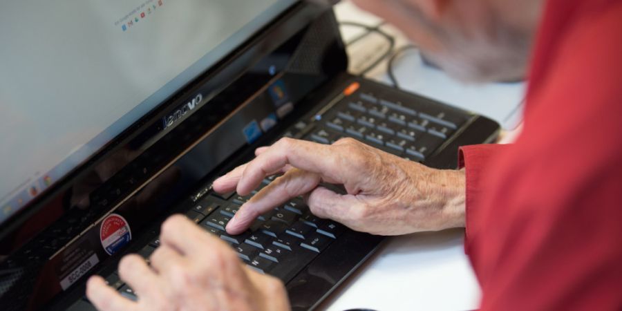 Die digitale Teilhabe in der Schweiz ist im internationalen Vergleich hoch. Doch ältere Menschen und Personen mit tieferem Bildungsstand das Nachsehen. (Archivbild)