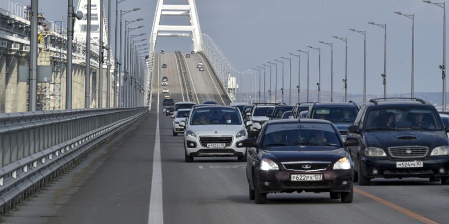 ARCHIV - Autos und andere Fahrzeuge fahren auf der Krim-Brücke, die das russische Festland und die Halbinsel Krim über die Meerenge von Kertsch nach Restaurierungsarbeiten wieder verb...