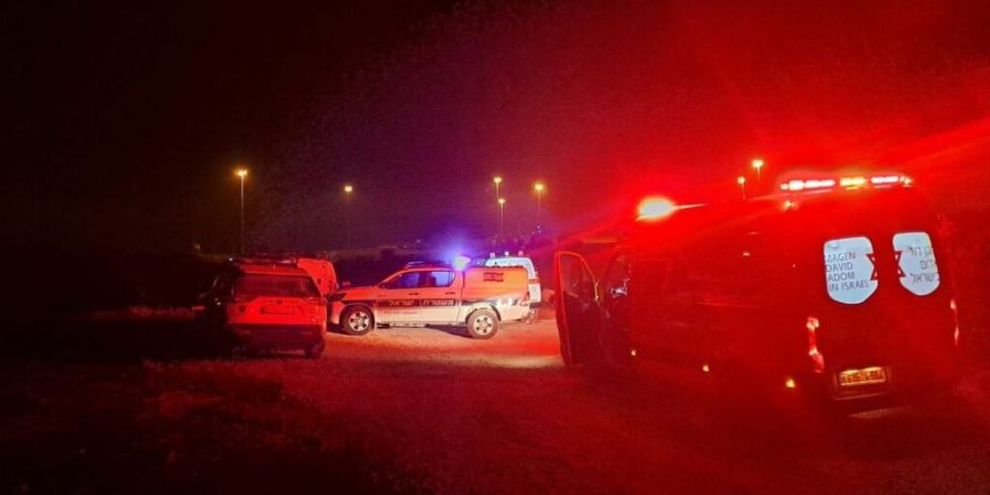 HANDOUT - Rettungskräfte am Fundort des brennenden Fahrzeugs. Foto: ---/Retttungsdienst Magen David Adom/dpa - ACHTUNG: Nur zur redaktionellen Verwendung im Zusammenhang mit der aktuel...